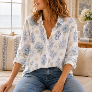 Blauw-witte blouse met chinoiserieprint, overhemd met hortensiaprint, top in kust-oma-stijl, gemberpotprint, dameskleding in Grandmillennial-stijl