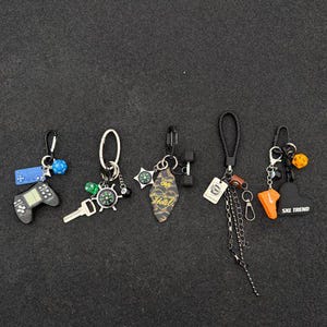 Chaveiro com pingente de controle de videogame, bússola para bolsa de tênis, chaveiro com etiqueta de hotel em formato de dado, acessório com corrente preta, presente gamer para homens.