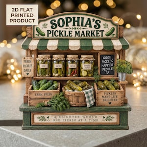 Puede incluir: Un puesto de mercado de pepinillos decorativo de madera con un toldo a rayas verdes y blancas, estantes con frascos etiquetados como Dill, Garlic, Spicy y Bread & Butter, y cajas llenas de pepinillos. Texto: Sophia's Pickle Market y A Brighter World.