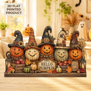 Può includere: Un decoro da tavolo con cinque zucche intagliate che indossano cappelli da strega su una base in legno. Il cartello centrale recita HELLO PUMPKIN, mentre un cartello più piccolo a destra recita FRESH APPLES & CIDER. Include lanterne, mele e foglie.