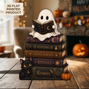 Könnte beinhalten: Eine flache 2D-Druckdekoration mit einem weißen Geist, der ein Buch auf einem Stapel aus vier Büchern mit den Titeln Potions, Curses & Hexes, Rituals und Grimoire liest. Eine schwarze Katze mit einem Mondsichel-Halsband sitzt neben dem Stapel.