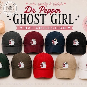 Puede incluir: Una colección de diez gorras de béisbol en varios colores, incluyendo negro, granate, azul marino, verde oscuro, marrón, rojo, beige y blanco. Cada gorra presenta un fantasma blanco bordado que sostiene una lata roja y lleva un lazo de leopardo.