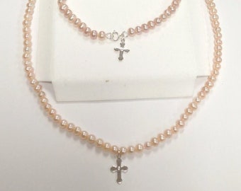 Perlenkette und Armband Set mit 925 Silber Kreuz Anhänger