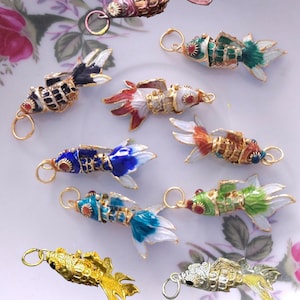 Dije de pez dorado con cola de abanico de esmalte cloisonné y anillo dorado (1 unidad)