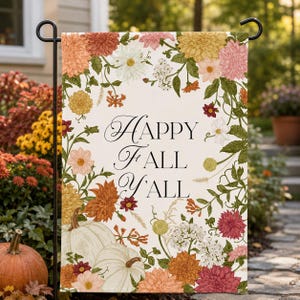 Puede incluir: Una bandera de jardín rectangular con fondo crema y un borde floral de flores naranjas, amarillas, rosas y blancas con hojas verdes. Dos calabazas blancas están en la parte inferior. El texto dice Happy Fall Y'all en letra cursiva.