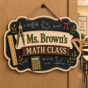 Könnte beinhalten: Ein schwarzes Wand-Schild mit Kordelaufhängung und der Aufschrift "Ms. Brown's MATH CLASS". Das Schild ist mit einem Holzlineal, einem Zirkel, einem Winkelmesser, einem Taschenrechner und mathematischen Formeln wie der Mitternachtsformel verziert.