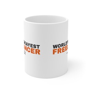Världens okejaste frilansare personlig mugg, rolig present till eget namn, humormugg för egenföretagare, present till designer och utvecklare, 30 cl keramik