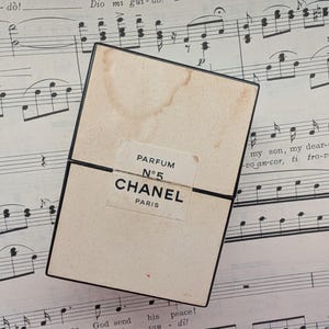 vintage Chanel no5 perfume bottle in original box