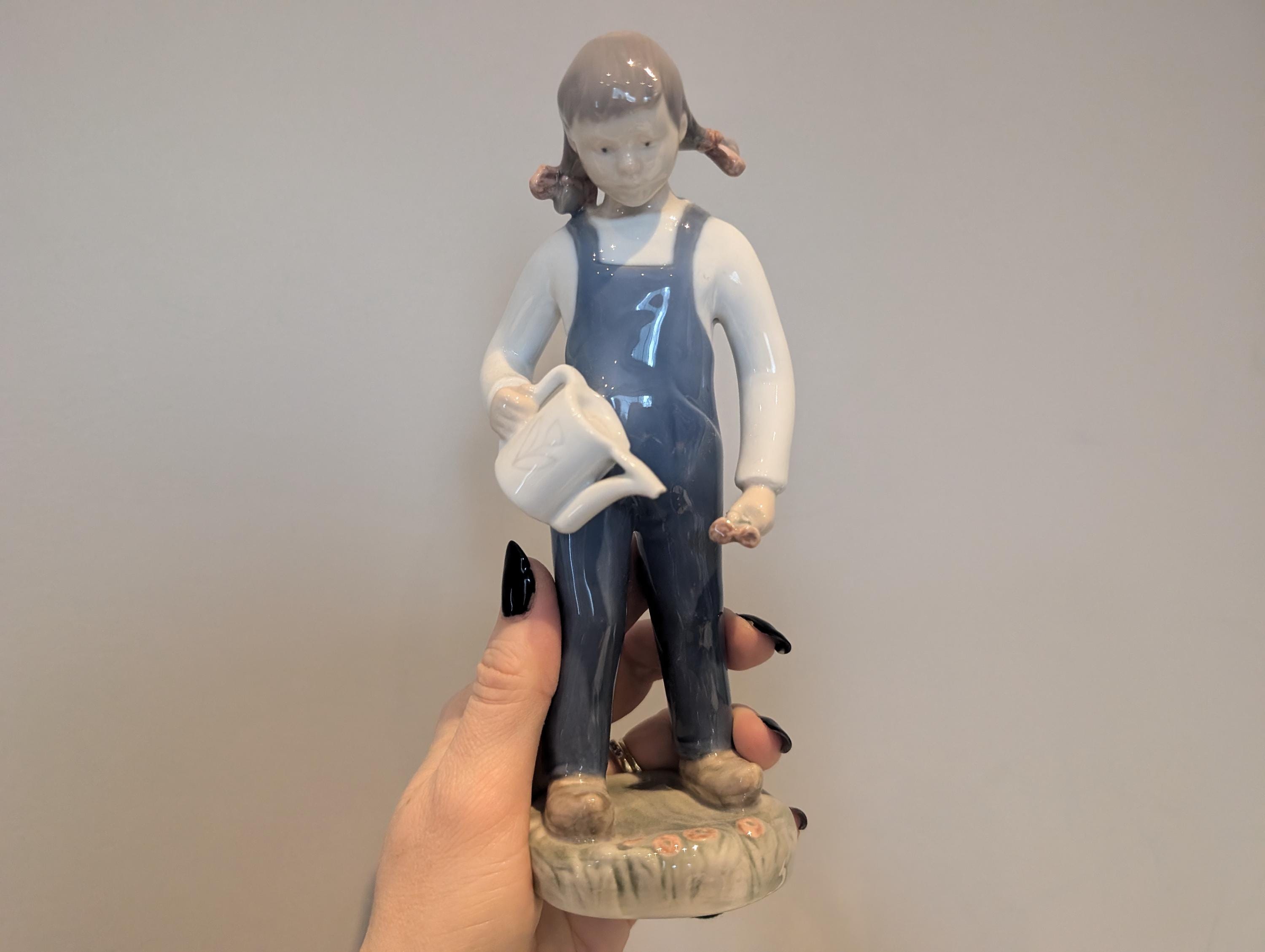 ビング＆グロンダール バケツを持つ少女のフィギュリン No 2313 ビング＆グロンダール バケツを持つ少女のフィギュリン No 2313 【公式