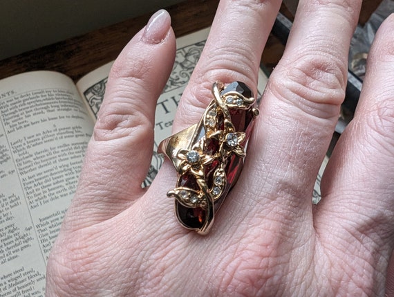 Vintage floral ring with dark red gemstone large … - image 1