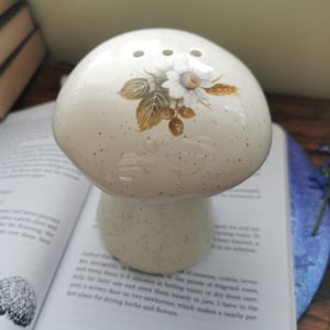 Vintage mushroom shaped flour shaker white with floral wheat design