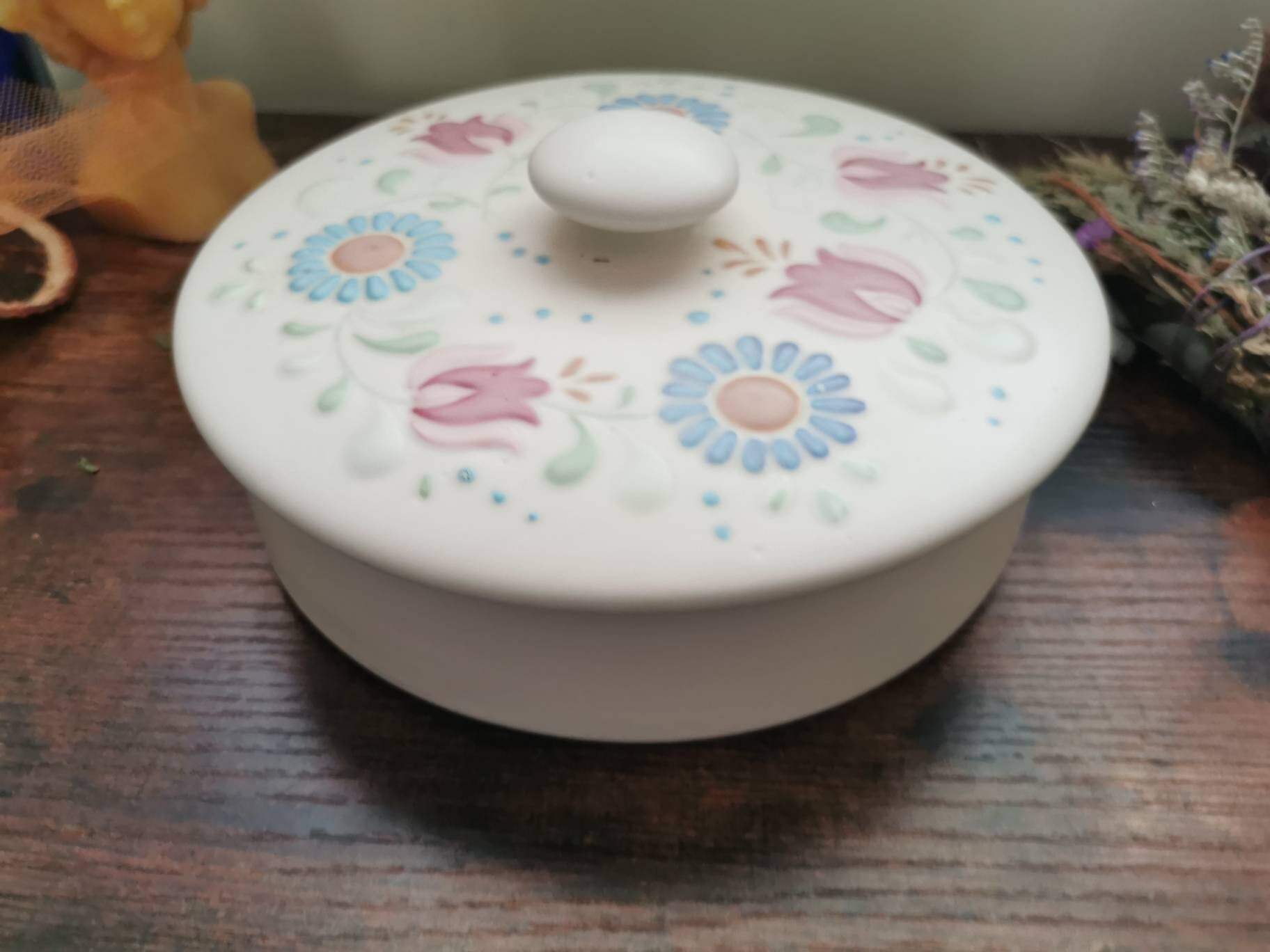 ヴィンテージの陶器製の花柄収納容器。白地に青とピンクの花柄。収納に