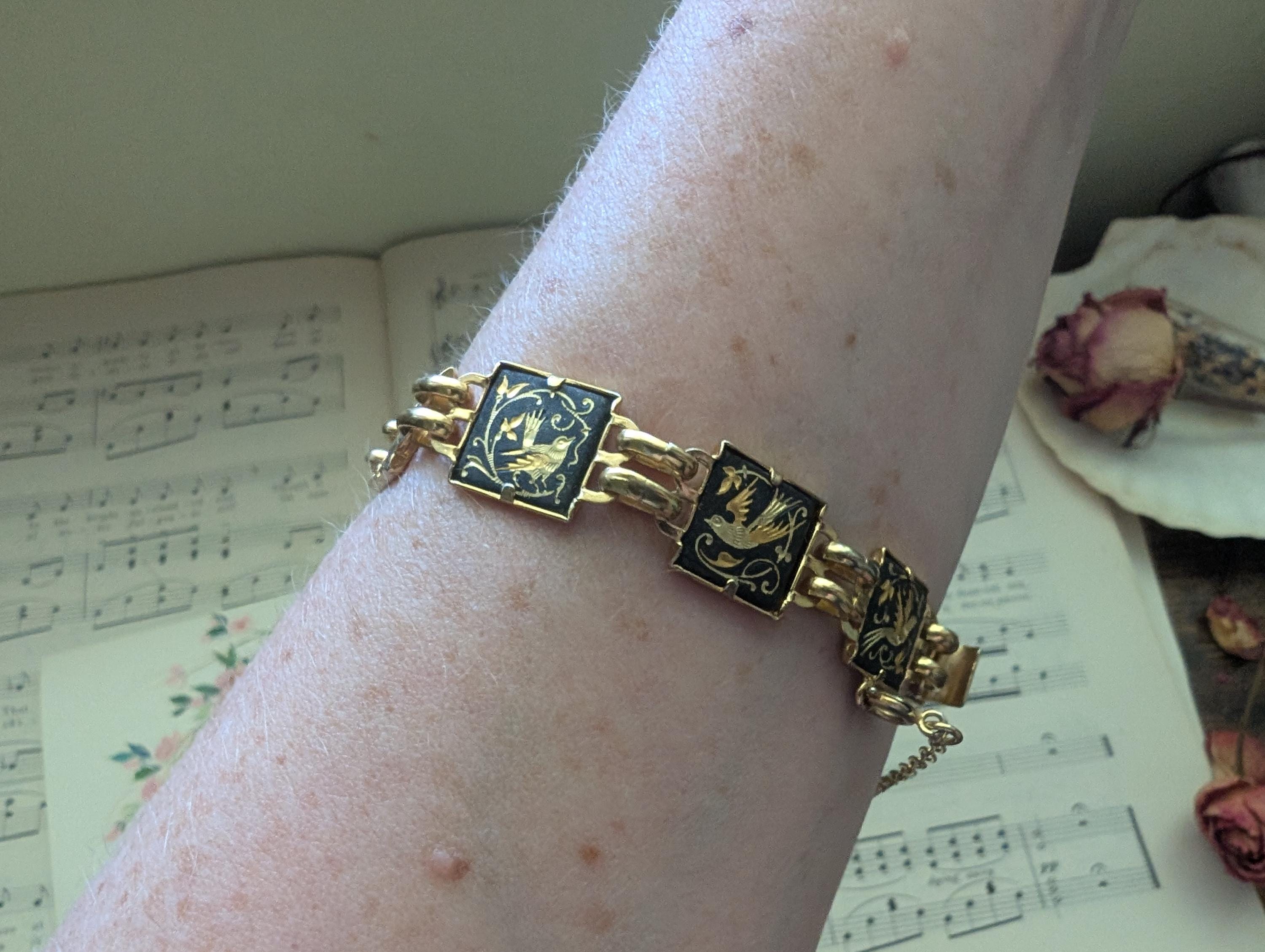 Vintage Damascene Link Bracelet – Black & Gold Swallow Motif  display picture 1