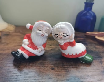 Vintage kitschy Christmas Mr and Mrs claus shaker set. Santa salt and pepper shakers
