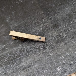 vintage tie pin silvertone with blue stone