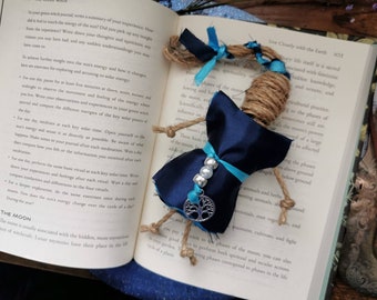 Poppet de protection fait main, bleu avec breloque arbre de vie sorcières breloque de protection pour autel