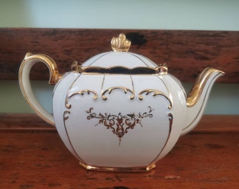 Vintage cube Sadler teapot, made in England. Cream and gold *read description and look at photos