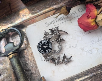 Vintage Mondbrosche mit Ziffernblatt und Schmetterlingen