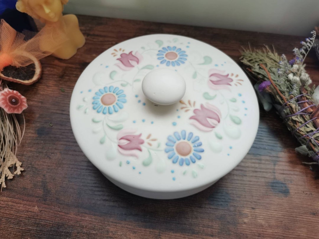 ヴィンテージの陶器製の花柄収納容器。白地に青とピンクの花柄。収納に