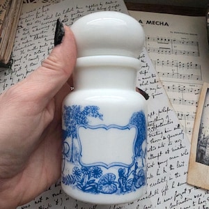 Bote de boticario de vidrio con leche, estampado pastoral de toile azul y blanco belga vintage