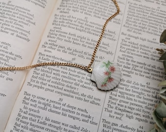 Vintage zarte Halskette mit floralem Muschel Charm