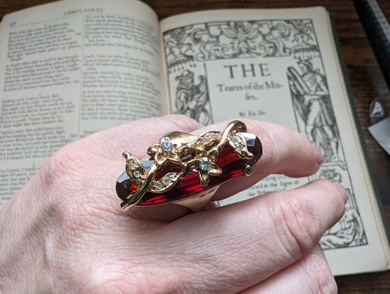 Vintage floral ring with dark red gemstone large … - image 9