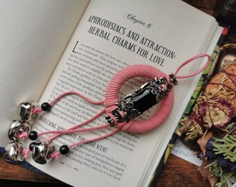 Heksen bellen. Vintage gotische hergebruikte broche, zwart met zilveren sierlijk ontwerp op roze belletjes. Heksenhuisbescherming decor