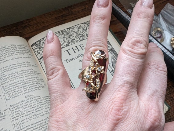 Vintage floral ring with dark red gemstone large … - image 2