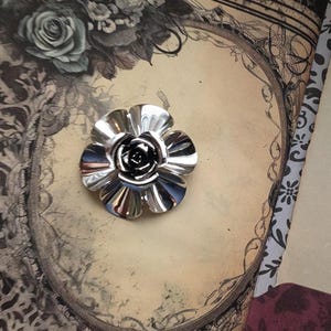 vintage silberfarbene Blumen Brosche