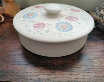 ヴィンテージの陶器製の花柄収納容器。白地に青とピンクの花柄。収納に