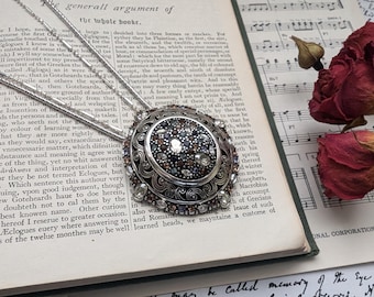 Collar Brighton CRYSTAL VOYAGE con inscripción en la parte posterior y también broche