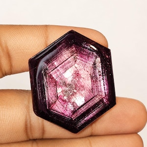 Cristal de rubí estrella trapecio natural / Ejemplar de corindón hexagonal, gema de color rojo intenso de 6 rayos.