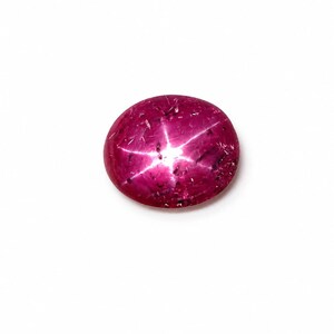 Naturlig röd mossstjärnrubin 5,35 ct oval cabochon | 6-stråles asterism ädelsten