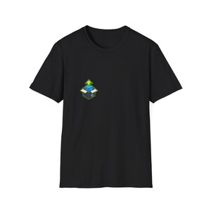 Puede incluir: Una camiseta negra de manga corta con un pequeño gráfico en el lado izquierdo del pecho. El gráfico muestra una caja abierta de color gris oscuro con un cubo azul claro dentro y una flecha verde brillante apuntando hacia arriba.