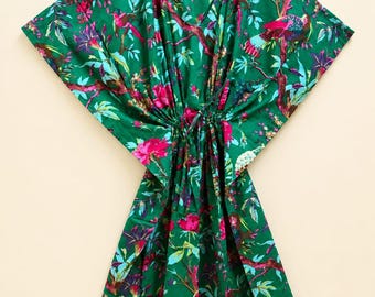 Kimono de algodão com estampa floral verde e pássaros, estilo boho, feito à mão, ideal para usar na praia ou como saída de praia. Roupa leve para resort.