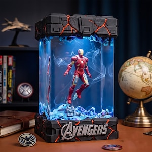 Iron Tech Hero-hartslampa, pansargeni-superhjältediorama, handgjord epoxi-skrivbordslampa, unik present till filmfans