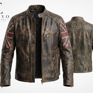 Puede incluir: Una chaqueta de cuero marrón desgastado con cuello alzado y botones a presión, forro interior negro acolchado y detalle de la bandera Union Jack en la parte superior de las mangas. La chaqueta incluye bolsillos con cremallera en el pecho y mangas.