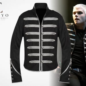 Könnte beinhalten: Eine schwarze Jacke im Militärstil mit silbernen Paspeln und Metallknöpfen, die in horizontalen Reihen auf der Vorderseite angeordnet sind. Die Jacke hat einen Stehkragen, lange Ärmel mit silbernen Verzierungen und das Logo TOKYO LEATHERS CO.