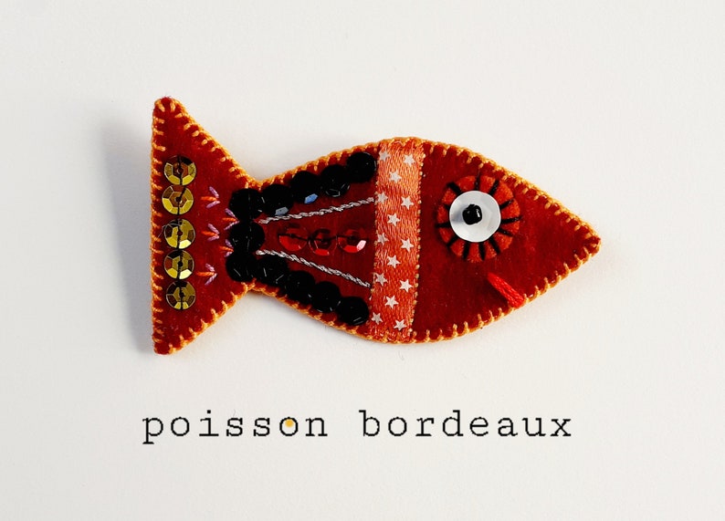 Belle broche vintage en émail bleu, marcassite, cornaline rouge cabochon voilier - France