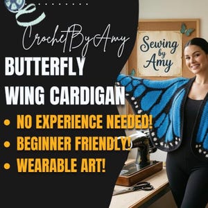 Op de afbeelding: Een blauw en zwart gehaakt vest met een vlindervleugelpatroon en witte accenten langs de randen. De tekst op de afbeelding luidt CrochetByAmy, BUTTERFLY WING CARDIGAN, NO EXPERIENCE NEEDED!, BEGINNER FRIENDLY! en WEARABLE ART!.