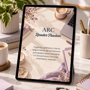 Pode incluir: Um tablet exibindo um ARC Reader Tracker com texto em espanhol, cercado por uma xícara de café, um caderno, um porta-canetas e flores secas. A tela apresenta o título ARC Reader Tracker e texto sobre o gerenciamento de leitores.