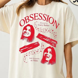 Comfort Colors Obsession T-Shirt: Regie: Curry Barker, Inde Navarrete als Nikki