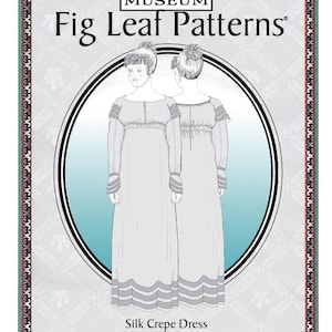 以下が含まれることがあります： ハイネックと長袖のロングドレスを着た女性の白黒の線画。ドレスはウエストがギャザーになっていて、スカートはボリュームがあります。この図は「DAR博物館のコレクションからのシルククレープドレス c.1818-1820」とラベル付けされており、裁縫パターンのコレクションの一部です。