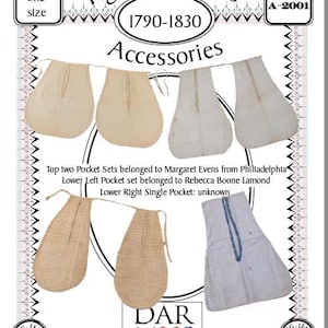 以下が含まれることがあります： 歴史的なアクセサリーのイラスト。複数のポケットセットが含まれています。ベージュと白の生地のポケットがいくつかあり、その起源と「Fig Leaf Patterns」ブランドを示すテキストが画像に表示されています。