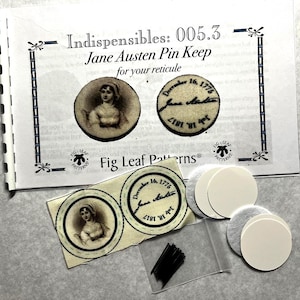 以下が含まれることがあります： 「Indispensables: 005.3 Jane Austen Pin Keep」と書かれたクラフトキット。ジェーン・オースティンの印刷画像とテキストが含まれています。布の円、ピン、小さなビニール袋が含まれています。このキットはレティキュール用に設計されています。