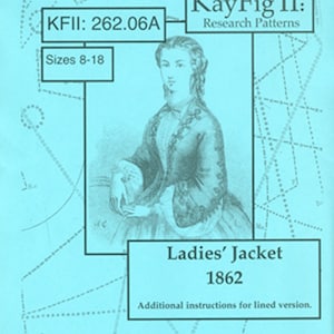 Puede incluir: Un patrón de costura vintage para una chaqueta de mujer, con un dibujo de una mujer usando la chaqueta. El patrón es de KayFig II: Research Patterns y es para las tallas 8-18. El patrón es para una chaqueta de 1862 e incluye instrucciones para una versión forrada.