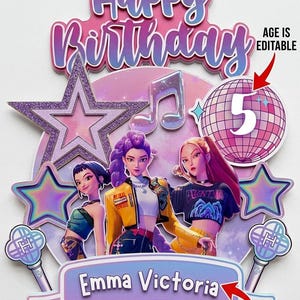 Könnte beinhalten: Ein Tortenaufleger mit dem Text Happy Birthday, einem glitzernden lila Stern, einer Musiknote, einer Discokugel mit der Zahl 5 und drei illustrierten Figuren in bunten Outfits. Ein Banner am unteren Rand zeigt den Namen Emma Victoria.