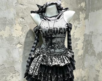 Gestreepte top met kattenoortjes, capuchon en open schouders, grijze rok met luipaardprint en kant, en gelaagde rok van imitatieleer, 2-delige set in alternatieve gothic-, Y2K- en grunge-stijl.