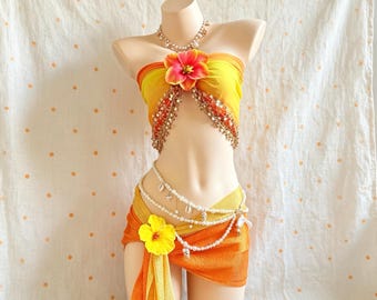 Conjunto de duas peças em chiffon tropical com degradê em tons de laranja e amarelo, versátil para usar na praia, ideal para festas e férias de verão. Presente perfeito para ela.
