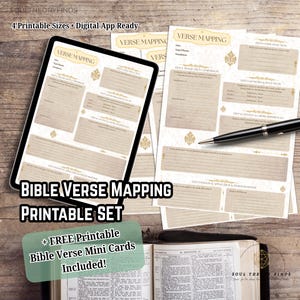 Puede incluir: Una tableta digital y hojas impresas con una plantilla de Verse Mapping con secciones para fecha, tema, traducción, estudio de palabras clave, contexto y aplicación personal. Un bolígrafo negro descansa sobre el papel y una Biblia abierta.